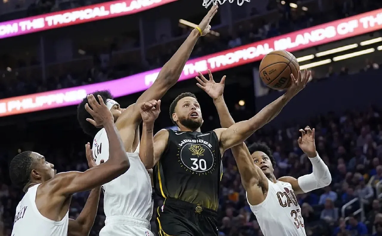 羽毛球队技术犯规送分，勇士主帅怒摔战术板！(羽毛球男比赛)-爱游戏官网主页