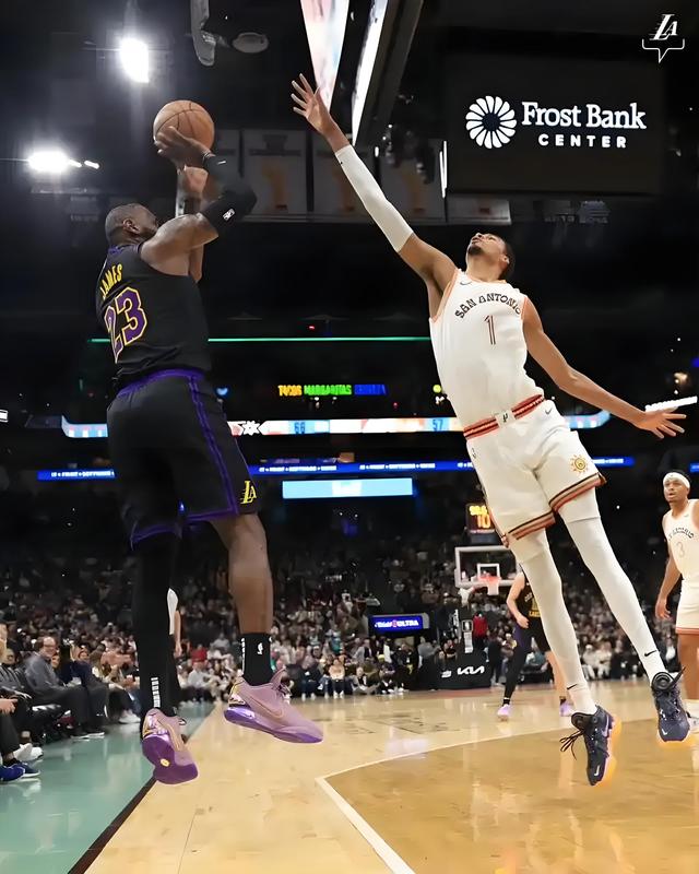 关于浓眉对阵詹姆斯展开拉锯大战，最终险胜对手的信息-爱游戏官网主页